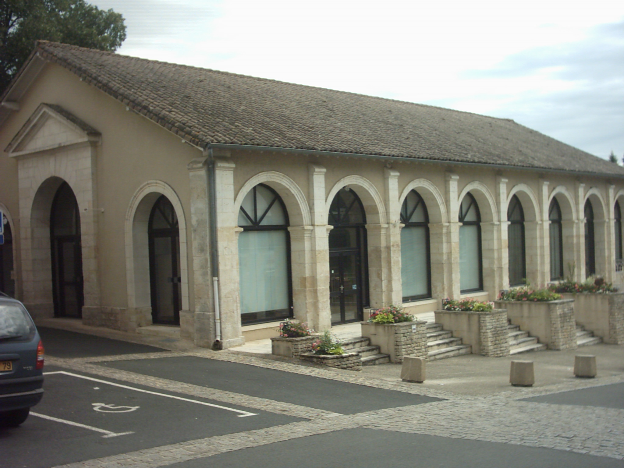 Salle Robert Dalban extérieur Halles