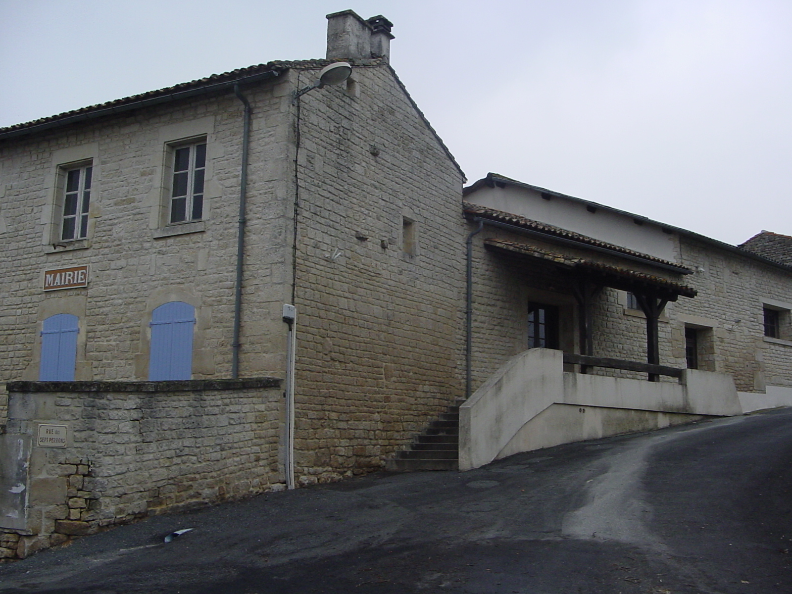 Entrée Salle des fêtes Montigné